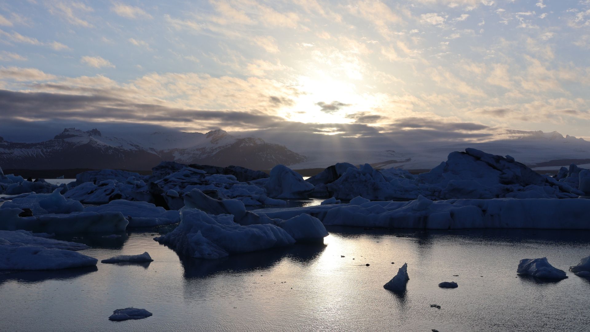 Tramonto sulla laguna glaciale di Jökulsárlón con iceberg illuminati dalla luce dorata