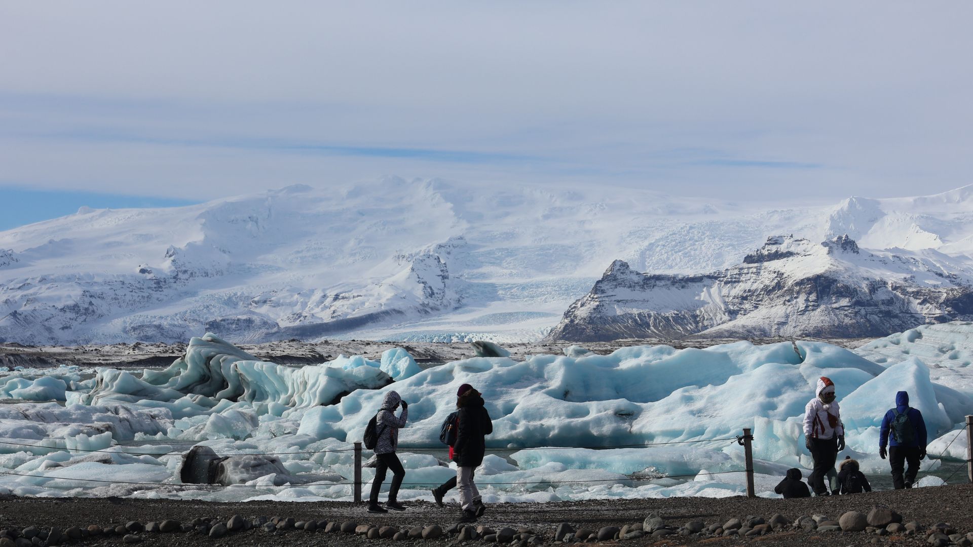 Laguna glaciale di Jökulsárlón con iceberg galleggianti e ghiacciaio Breiðamerkurjökull sullo sfondo