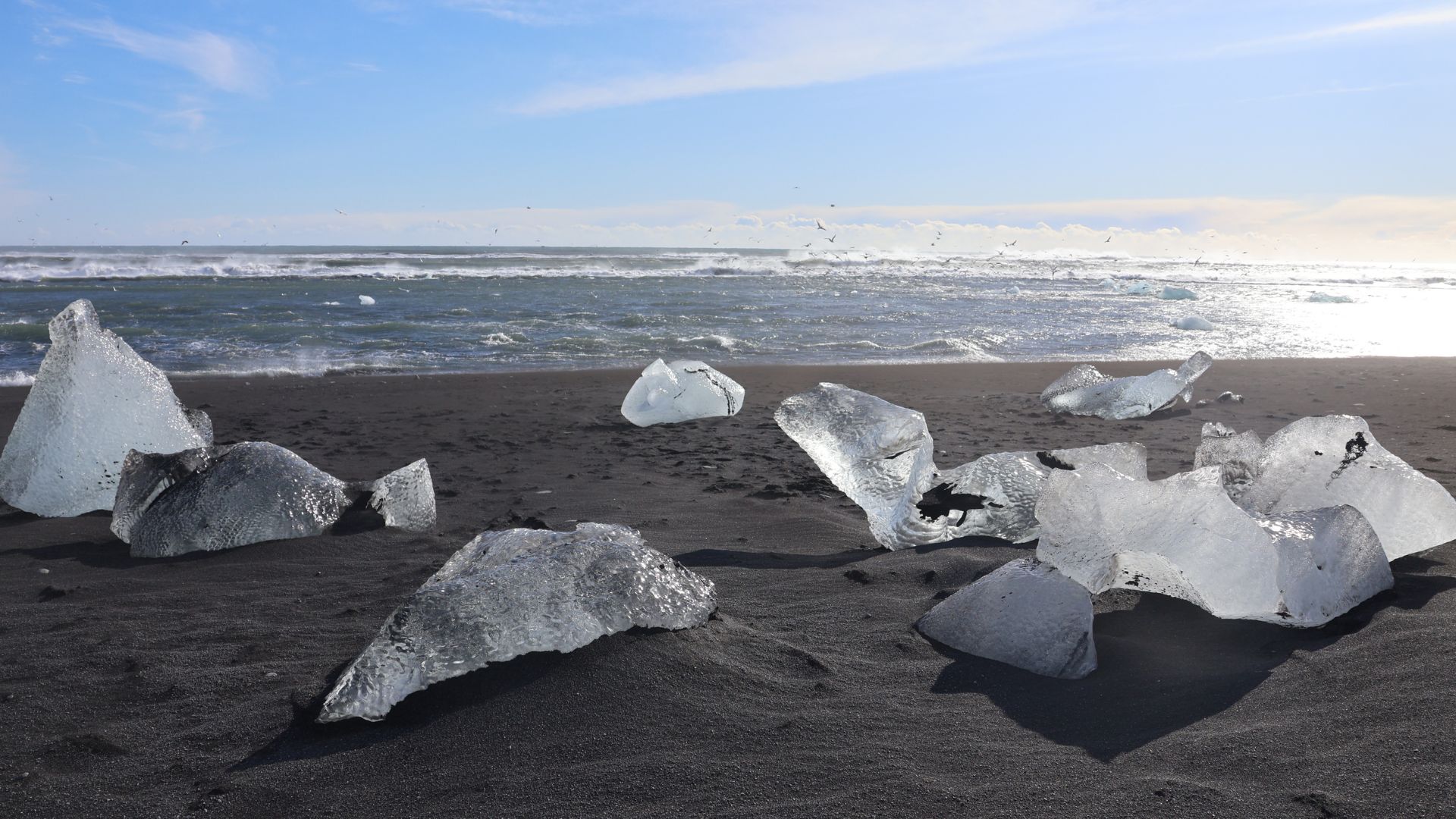 Iceberg nel canale naturale tra la laguna di Jökulsárlón e l'oceano Atlantico