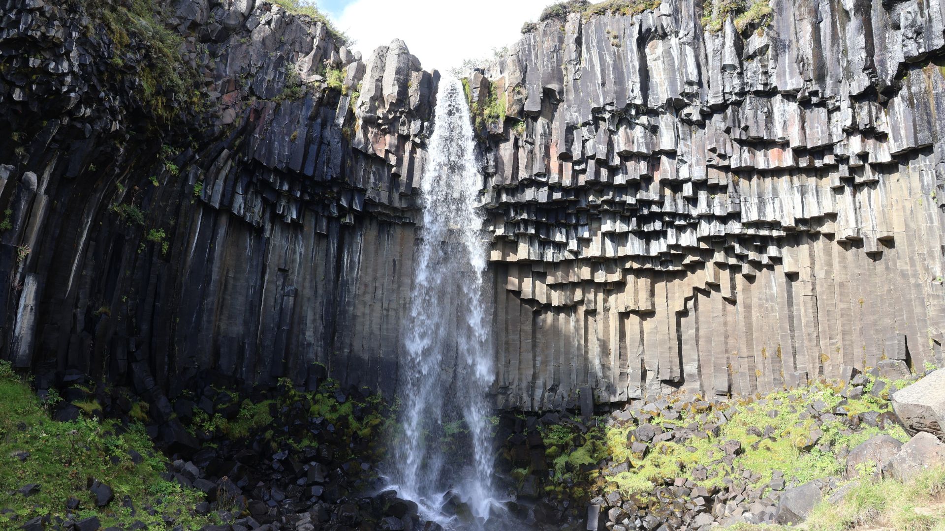Svartifoss vista dalla piattaforma panoramica, con le colonne di basalto