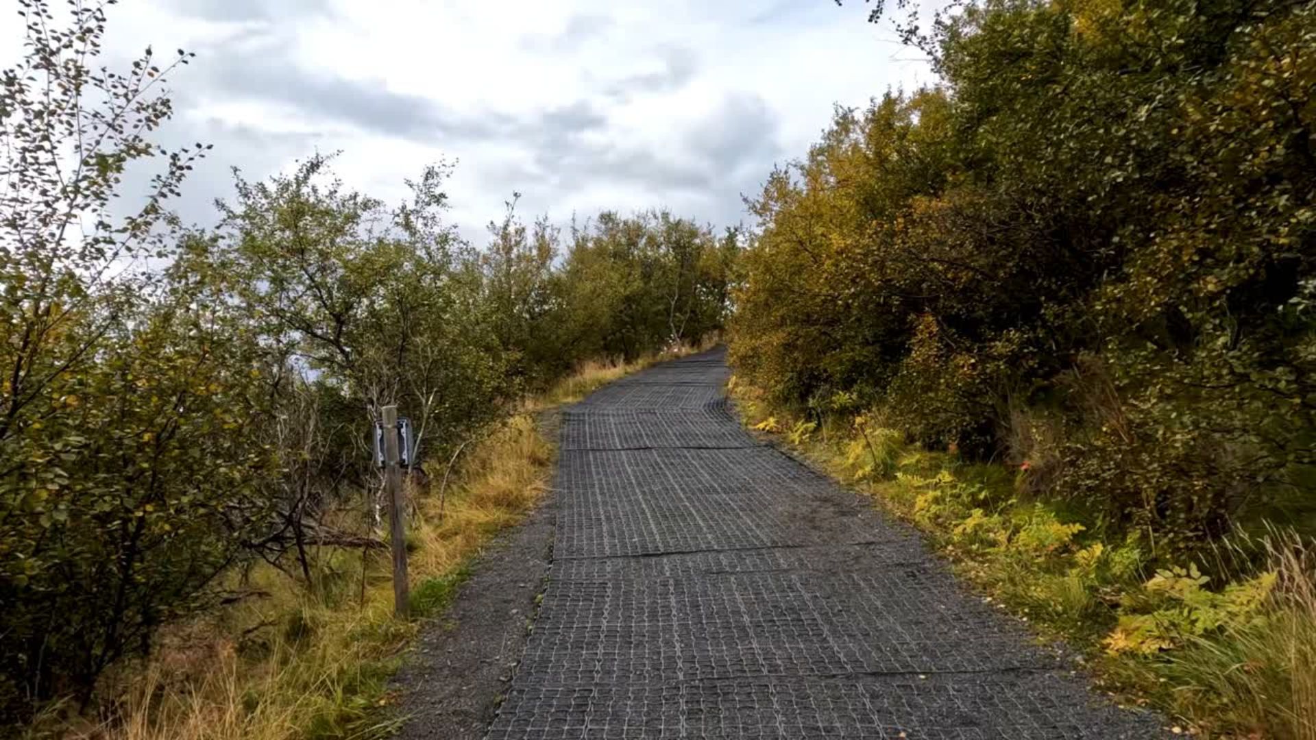 Inizio del sentiero per Svartifoss, a sinistra del visitor center di Skaftafell