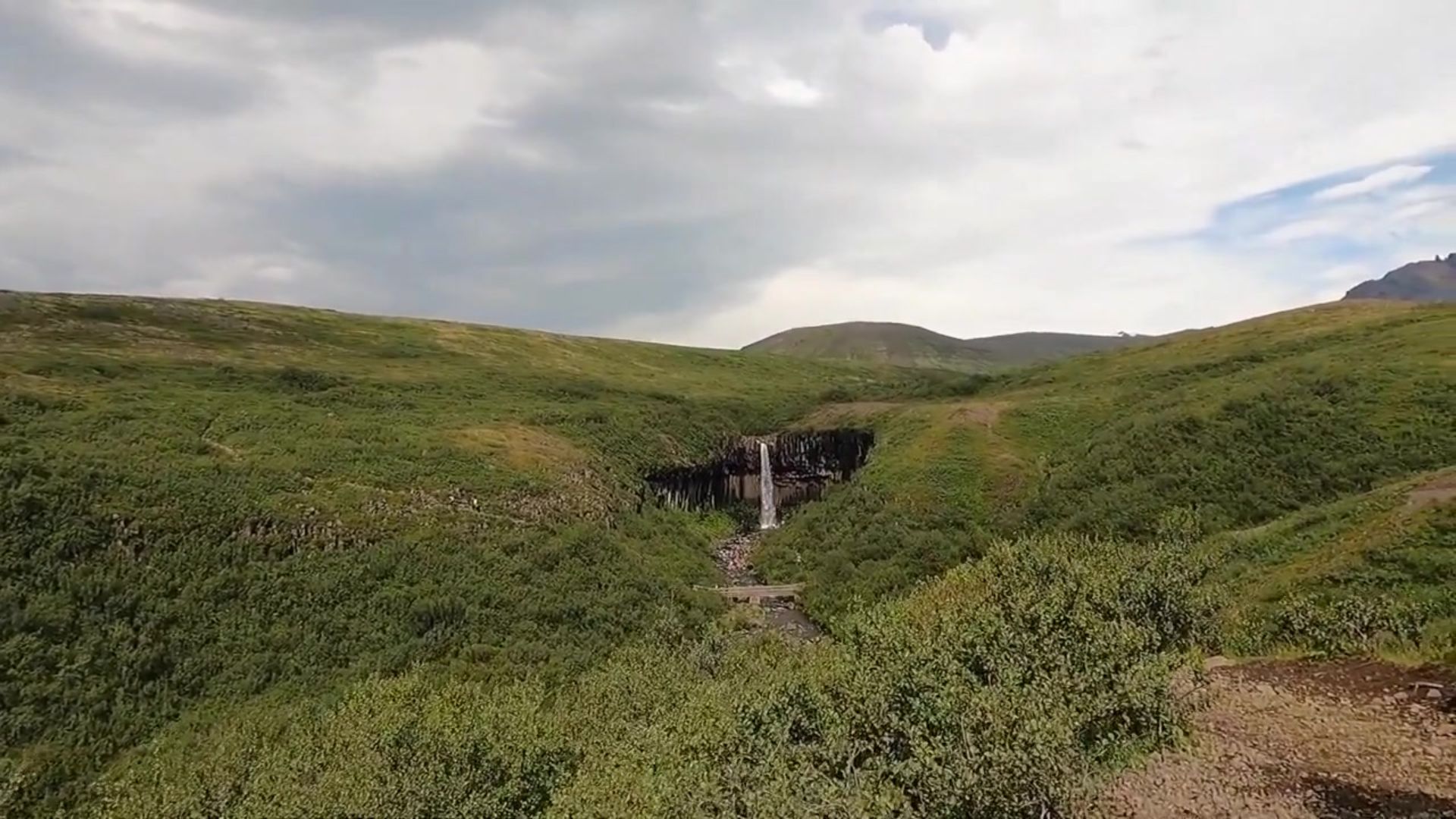Vista di Svartifoss dalla cima del sentiero, prima della discesa