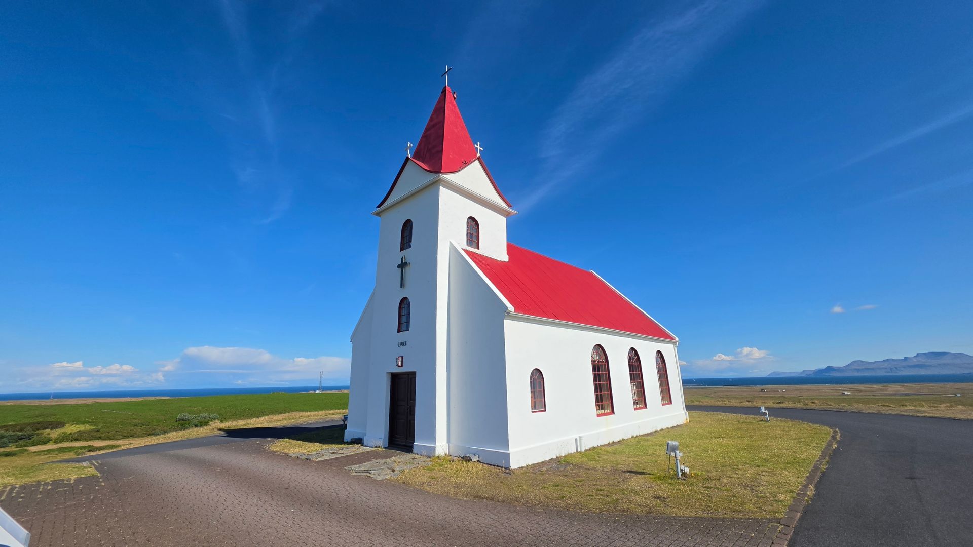 La chiesa di Ingjaldshóll vista da vicino