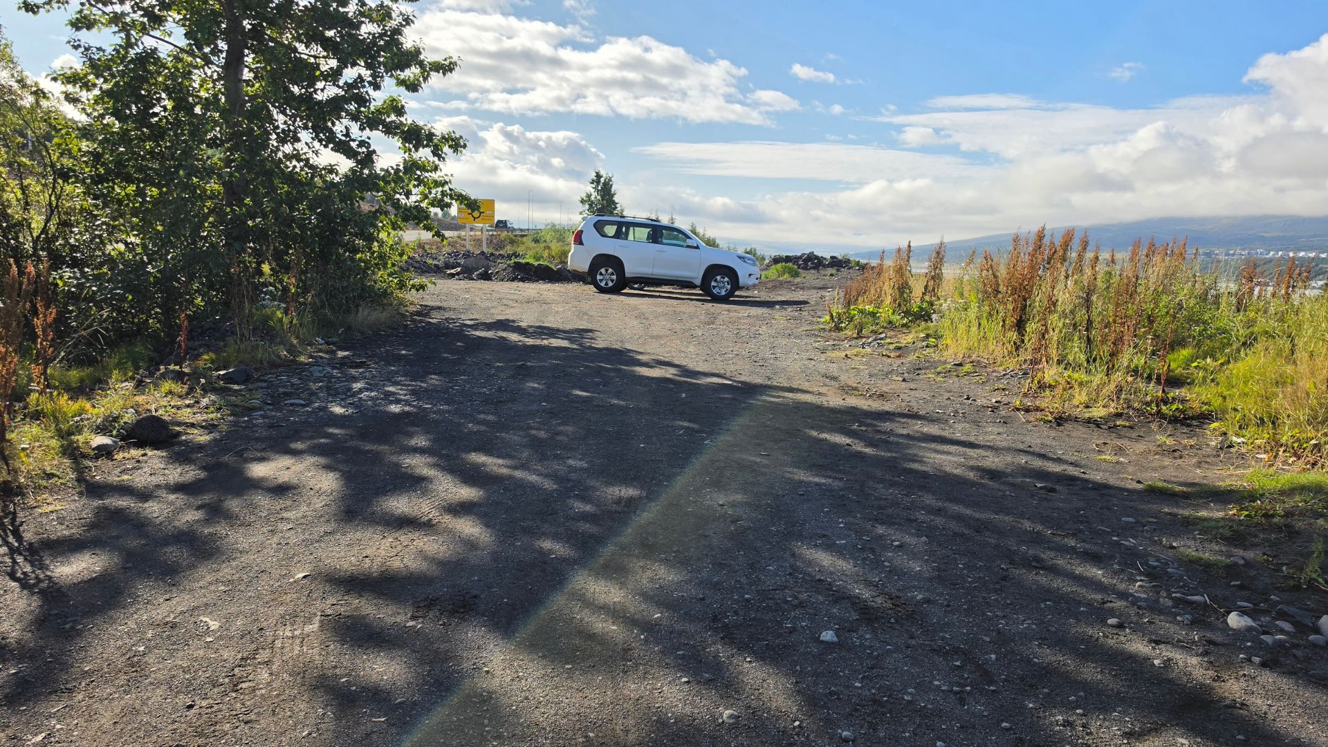 Il parcheggio lungo la strada parallela al tunnel, punto di partenza per raggiungere IslandaFacileLaug
