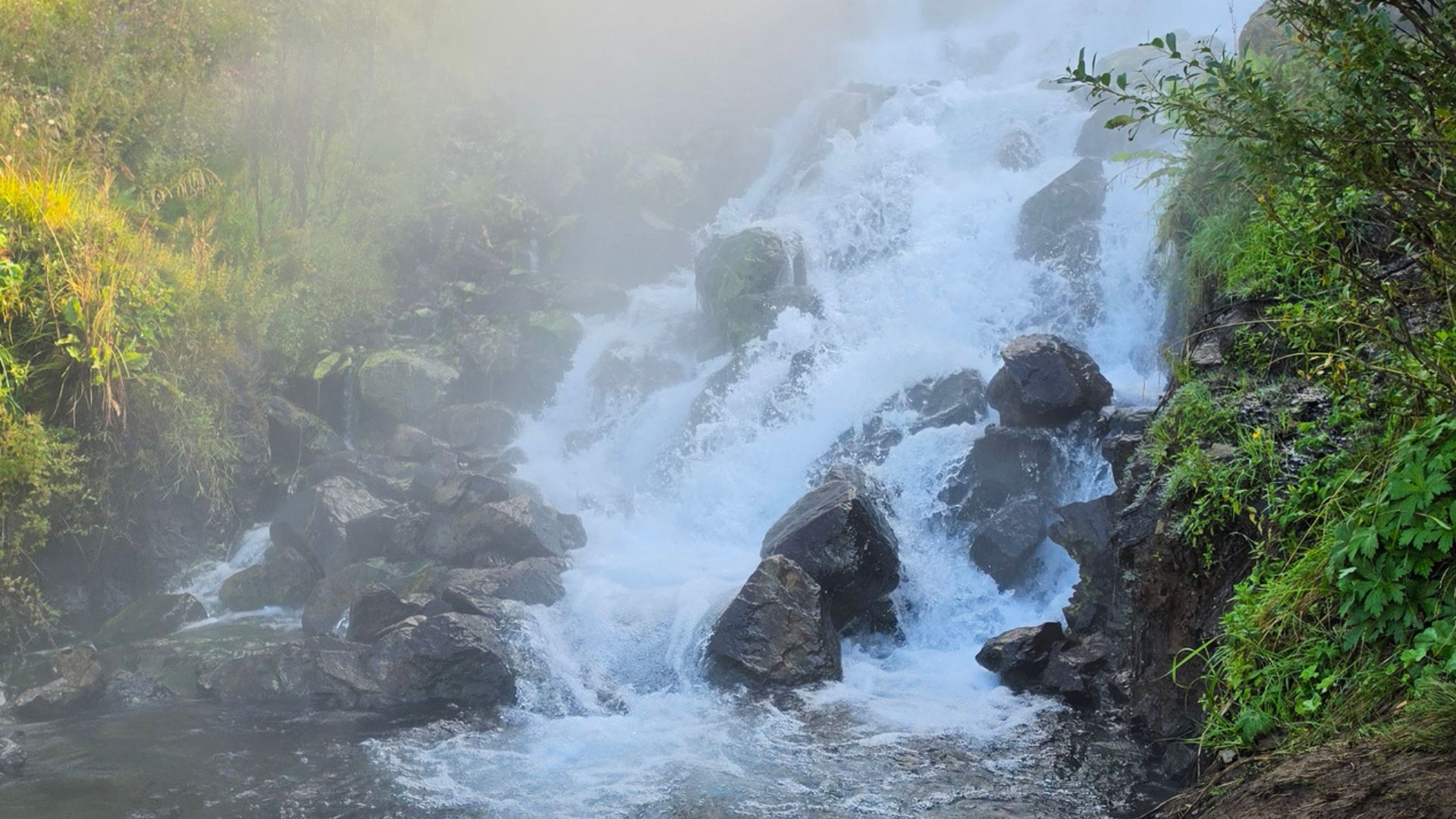 Le vasche naturali e la piccola cascata termale di IslandaFacileLaug, nate dall'acqua della sorgente scoperta durante lo scavo del tunnel