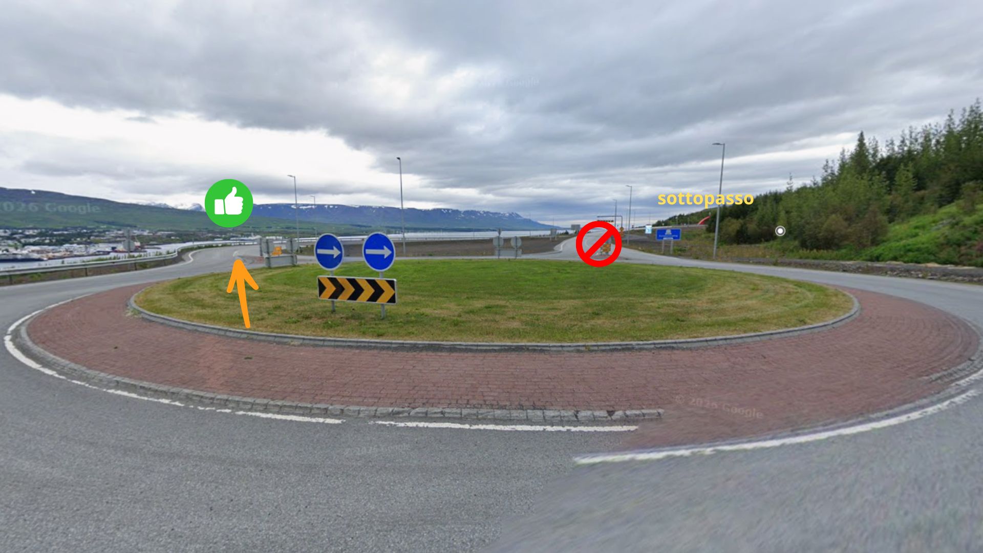 La rotonda prima del tunnel di Vaðlaheiðargöng: da qui si imbocca la strada parallela a sinistra invece del sottopasso a pagamento